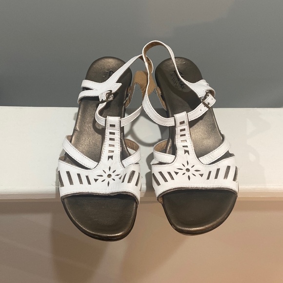 CLARKS Bendables Leather Wedge Sandals white color Women's Sz 10M - Picture 1 of 13